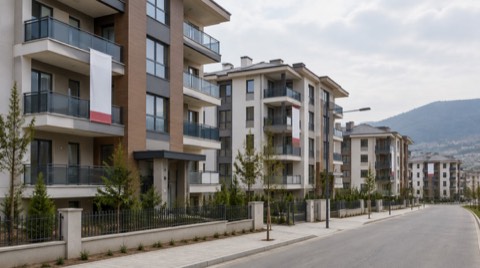 Yeni biten bir toplu konut sitesinde balkonlu apartman blokları ve boş bir park alanı