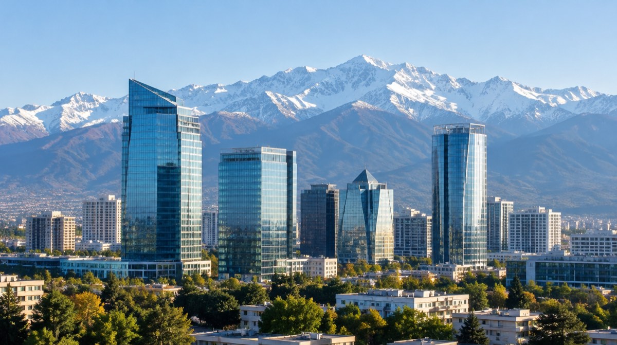 Almatı'yı andıran bir kentin üzerinde yükselen dağlar ve modern merkez bankası binası