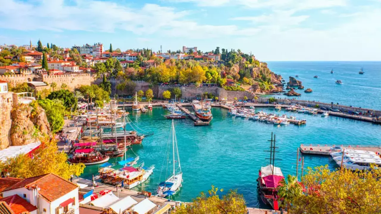 Antalya'ya 8 Ayda 12 Milyona Yakın Turist