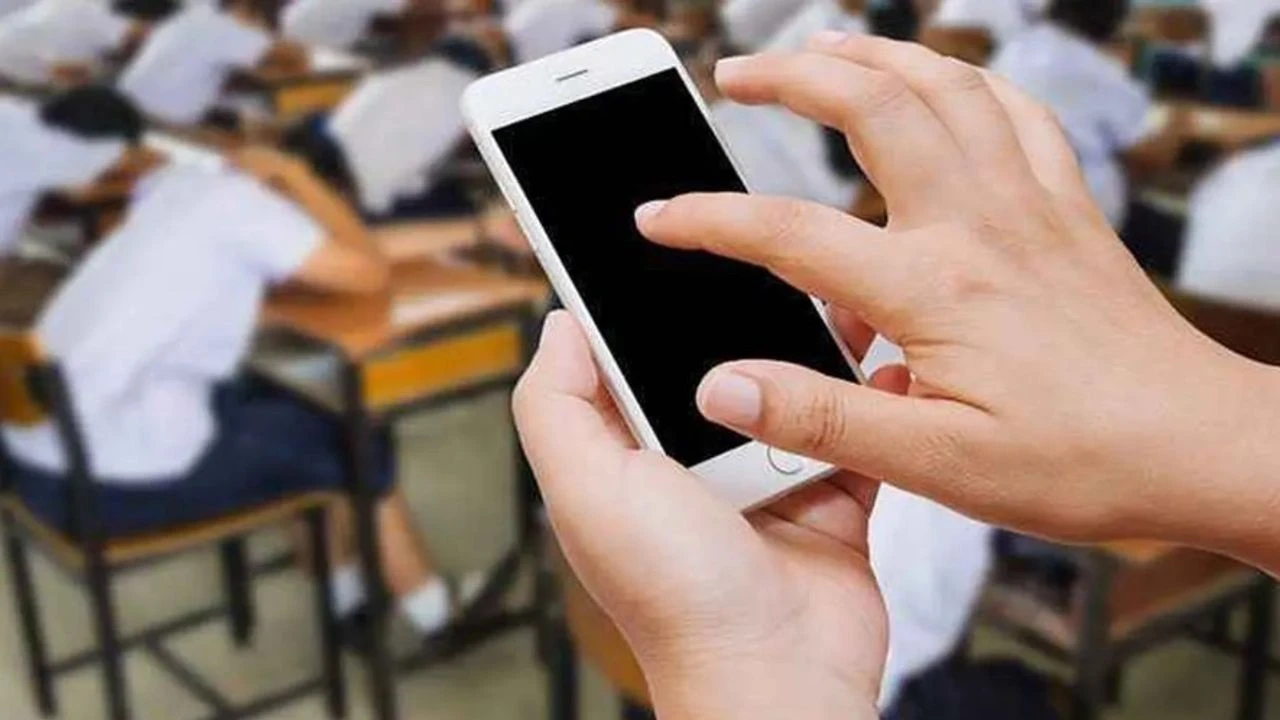 İsveç’te Okullarda Akıllı Telefon Yasağı: 2026’dan İtibaren Geçerli Olacak