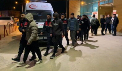 Durdurulan Minibüste 20 Düzensiz Göçmen Yakalandı, 2 Kişi Tutuklandı