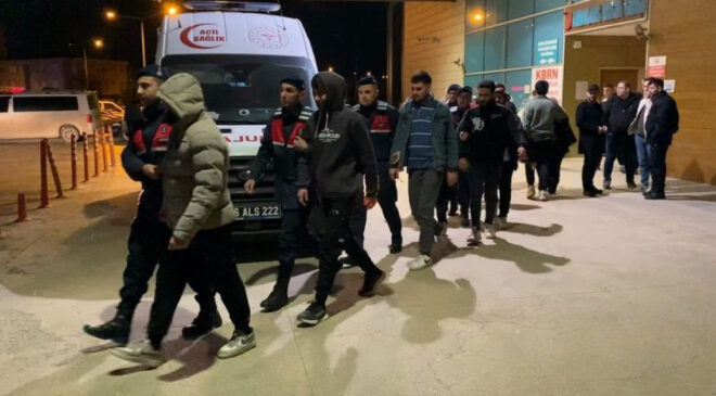 Durdurulan Minibüste 20 Düzensiz Göçmen Yakalandı, 2 Kişi Tutuklandı