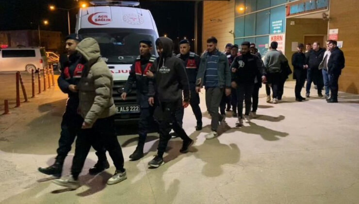 Durdurulan Minibüste 20 Düzensiz Göçmen Yakalandı, 2 Kişi Tutuklandı