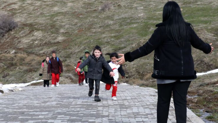 Bitlis’in Dağ Köyünde Öğretmenlerden Fedakarca Eğitim: 7 Öğrenci İçin Büyük Çaba