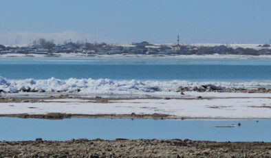 Arin Gölü’nde Bahar Coşkusu: Ani Isınmayla Buz Dalgaları Sahile Vurdu