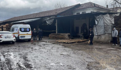 Kütahya Simav’da Feci Kaza: Kereste Atölyesinde İşçi Tomruk Biçme Makinesine Düşerek Hayatını Kaybetti