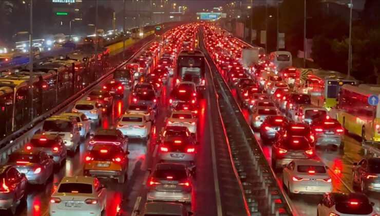 İstanbul’da Mesai Bitişiyle Trafik Çilesi: Yoğunluk Yüzde 87’ye Ulaştı!