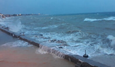 Çanakkale’de Fırtına ve Yağmur Hayatı Olumsuz Etkiledi: Küçükkuyu’da Kordon Sular Altında, Ünlülere Uyuşturucu Operasyonu