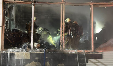 Bağcılar’da Tekstil Fabrikasında Yangın: İtfaiye Ekipleri Alevleri Kontrol Altına Aldı