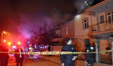 Çatı Katı Yangını Bitişik Binaya Sıçradı: 3 Kişi Dumandan Etkilendi