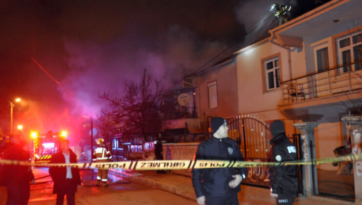 Çatı Katı Yangını Bitişik Binaya Sıçradı: 3 Kişi Dumandan Etkilendi