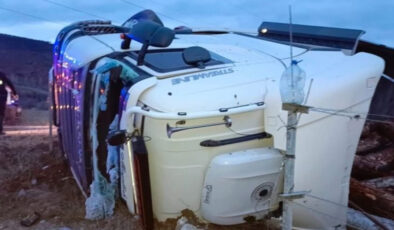 Çankırı’da Tomruk Yüklü TIR Devrildi: Sürücü Hayatını Kaybetti