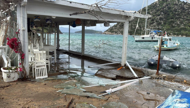 Bodrum’u Fırtına Vurdu: İşletmeler Zarar Gördü, Deniz Taştı