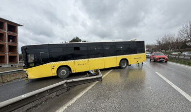 Son Dakika: Büyükçekmece’de İETT Otobüsü Bariyerlere Çarptı: Yaralılar Var, Kaza Anı Kamerada