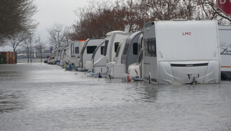 İzmit’te Lodos Felaketi: Açık Otopark Sular Altında Kaldı, Araçlar Zarar Gördü