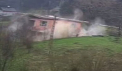 Cide’de Heyelan Felaketi: Kar Yağışı Sonrası 2 Katlı Ev Çöktü, O Anlar Kamerada