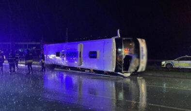 Samsun’da Yolcu Otobüsü Devrildi: 6 Yaralı, Silahlı Saldırıda 1 Ölü