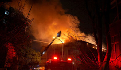 Üsküdar’da Metruk Binada Yangın: Çatı Alevlere Teslim Oldu