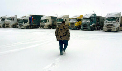 Ardahan’da Kar ve Tipi Ulaşımı Olumsuz Etkiliyor: TIR Geçişleri Kısıtlandı