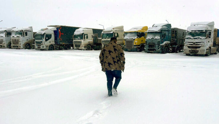 Ardahan’da Kar ve Tipi Ulaşımı Olumsuz Etkiliyor: TIR Geçişleri Kısıtlandı