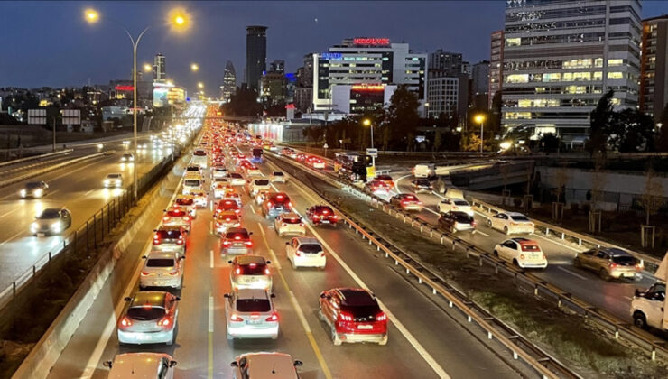İstanbul’da İftar Öncesi Trafik Kabusu: Yoğunluk Yüzde 85’e Ulaştı