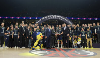Fenerbahçe Beko, Ziraat Türkiye Kupası’nı Kaldırdı: Şampiyonluk Tarık Biberovic’in MVP Performansıyla Geldi