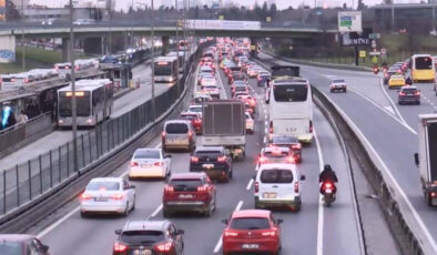 İstanbul’da Pazartesi Trafiği Felç Etti: Yoğunluk Yüzde 63’e Ulaştı