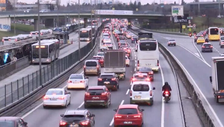 İstanbul’da Pazartesi Trafiği: Yoğunluk Yüzde 63’e Ulaştı, Sürücüler Zor Anlar Yaşıyor