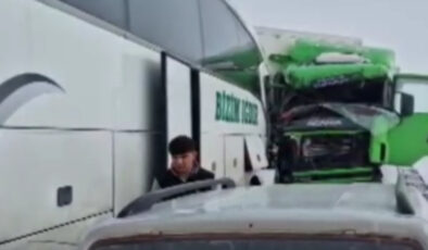 Erzurum’da Sis ve Buzlanma Zincirleme Kazaya Neden Oldu: Yaralılar Var, Yolda Uzun Kuyruklar Oluştu