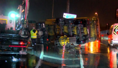 Yeşilköy’de Zincirleme Kaza: Devrilen Hafriyat Kamyonuna Yardım Etmek İsteyenlere Otomobil Çarptı