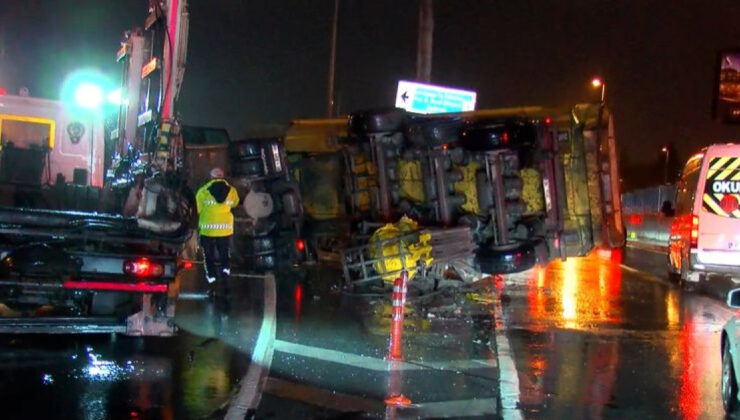 Yeşilköy’de Zincirleme Kaza: Devrilen Hafriyat Kamyonuna Yardım Etmek İsteyenlere Otomobil Çarptı