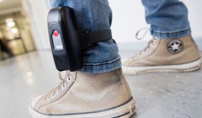 Akran Zorbalığına Karşı E-Kelepçe: İstanbul’da Çocuk Saldırgan Ev Hapsi Cezası Aldı