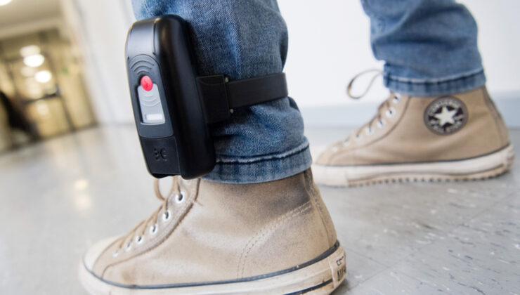 Akran Zorbalığına Karşı E-Kelepçe: İstanbul’da Çocuk Saldırgan Ev Hapsi Cezası Aldı