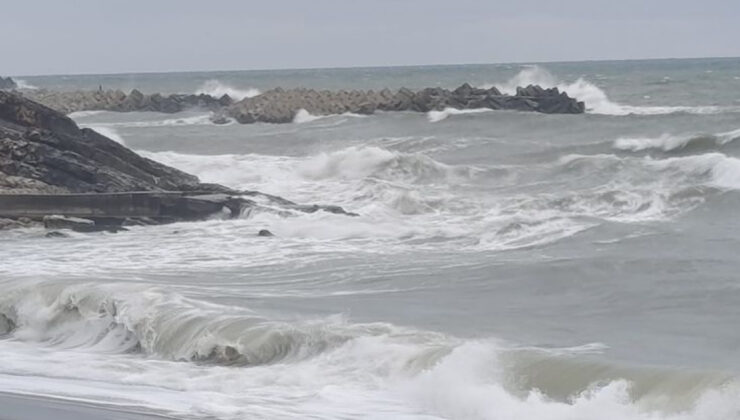 Akçakoca’da Kuvvetli Rüzgar Denizde Etkili Oldu: Dalgalar 3 Metreye Ulaştı