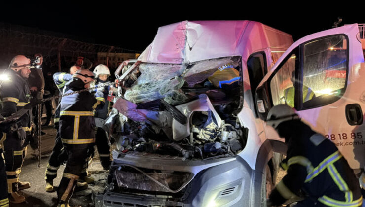 Eskişehir’de Feci Kaza: Kamyonet Park Halindeki Tır’a Çarptı, Bir Kişi Ağır Yaralandı