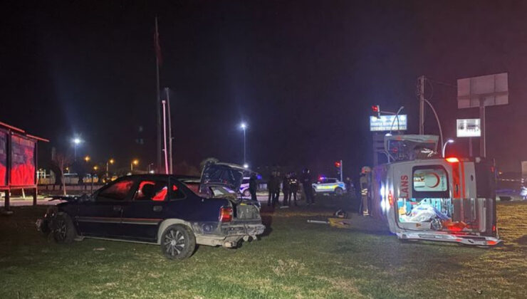 Manisa’da Feci Kaza: Otomobil ve Ambulans Çarpıştı, 5 Yaralı