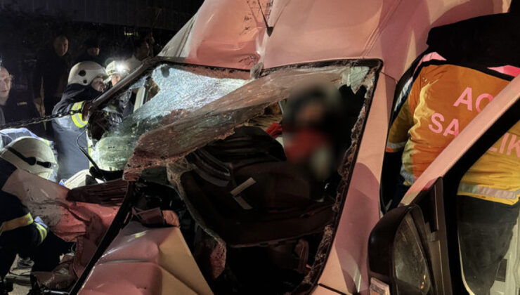 Eskişehir’de Feci Kaza: Park Halindeki TIR’a Çarpan Minibüste Bir Kişi Hayatını Kaybetti