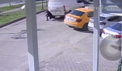 Adana’da Faciadan Dönüldü: Yol Ortasında Telefonla İlgilenen Yayaya Kamyonet Çarptı, Kaza Anı Kamerada!