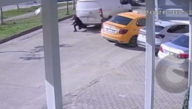 Adana’da Faciadan Dönüldü: Yol Ortasında Telefonla İlgilenen Yayaya Kamyonet Çarptı, Kaza Anı Kamerada!