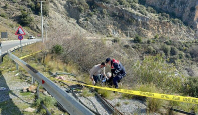Gazipaşa’da Şüpheli Ölüm: Yol Kenarında Bulunan Kadının Eşi ve Oğlu Tutuklandı