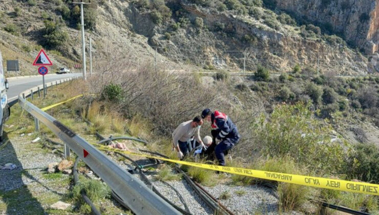 Gazipaşa’da Şüpheli Ölüm: Yol Kenarında Bulunan Kadının Eşi ve Oğlu Tutuklandı