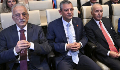 Özgür Özel’den Hikmet Çetin’e Ziyaret: CHP Genel Başkanı, Eski Liderin Sağlık Durumu Hakkında Bilgi Aldı