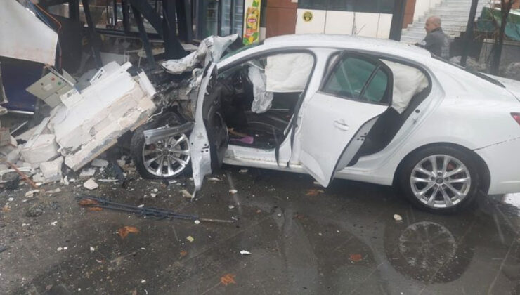 Bingöl’de Korkunç Kaza: Kontrolden Çıkan Otomobil İş Yerine Daldı, 5 Yaralı