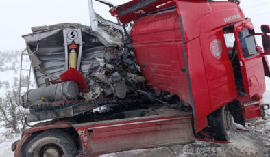 Sivas’ta Feci Kaza: İki TIR Çarpıştı, 1 Ölü, 2 Yaralı