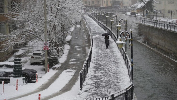 Gümüşhane ve Erzincan’da Kar Yağışı Eğitime Engel Oldu: Okullar Tatil Edildi