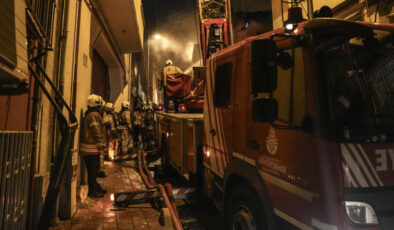 Fatih’te Metruk Bina Yangınında Korku Dolu Anlar: Alevler Ahşap Binaya Sıçradı, Kedi Kurtarıldı