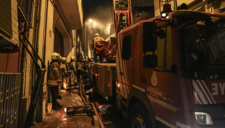 Fatih’te Metruk Bina Yangınında Korku Dolu Anlar: Alevler Ahşap Binaya Sıçradı, Kedi Kurtarıldı