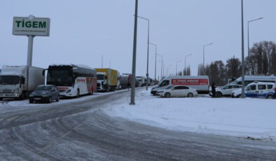 Sivas-Malatya Karayolu Kar Yağışı Nedeniyle Ulaşıma Kapandı: Araçlar Bekletiliyor