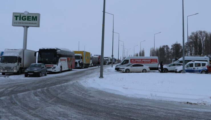 Sivas-Malatya Karayolu Kar Yağışı Nedeniyle Ulaşıma Kapandı: Araçlar Bekletiliyor