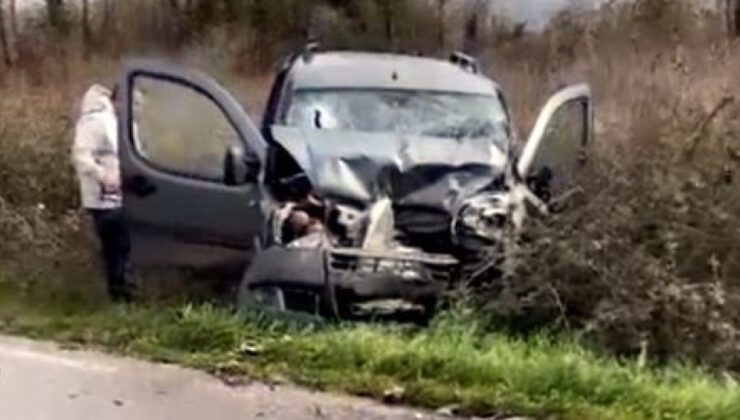 Adapazarı’nda Feci Kaza: Hafif Ticari Araç ile Minibüs Çarpıştı, 1 Ölü, 4 Yaralı